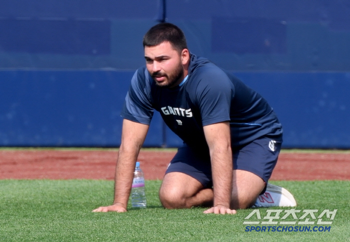 Gamboa, who came to the pitcher's grave, checks Rafak ahead of his first appearance