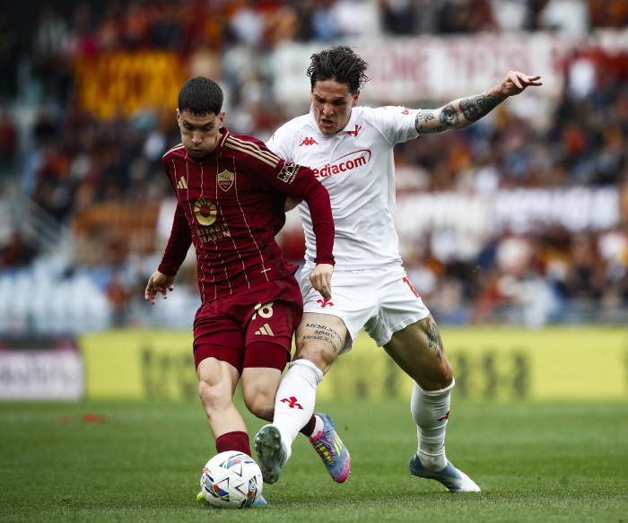 A grown man hits a kid?  The soccer community is excited! Zaniolo Attacks Two Roman Youths...The athlete is a madam