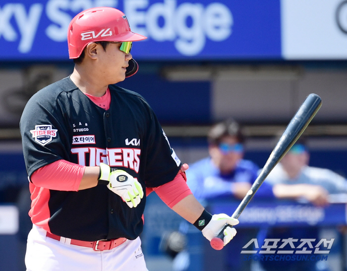 He will return to the first team in a year without a hit, but head coach Lee Bum-ho believes in a big shot. Why? 