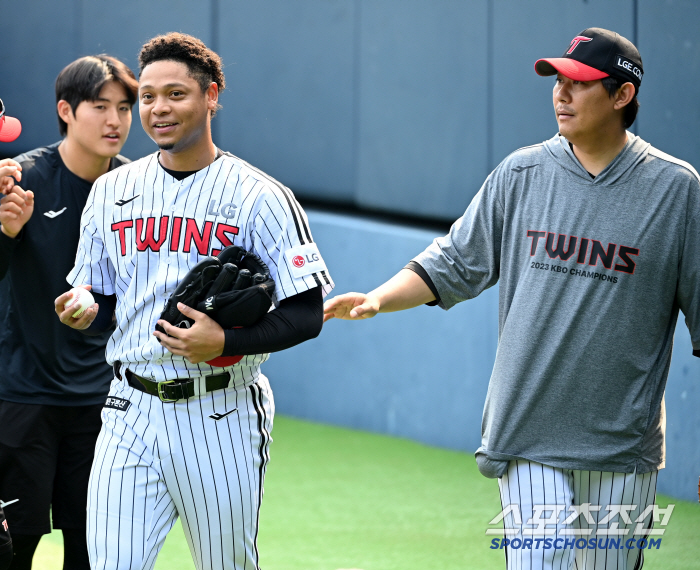 Hernandez is coming back. After 21 bullpen pitching, checking ball power, and dancing balls, the bullpen catcher keeps going, okay!!! 