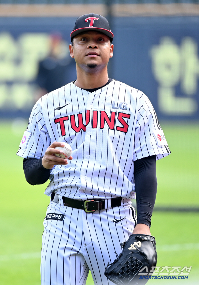 Hernandez is coming back. After 21 bullpen pitching, checking ball power, and dancing balls, the bullpen catcher keeps going, okay!!! 