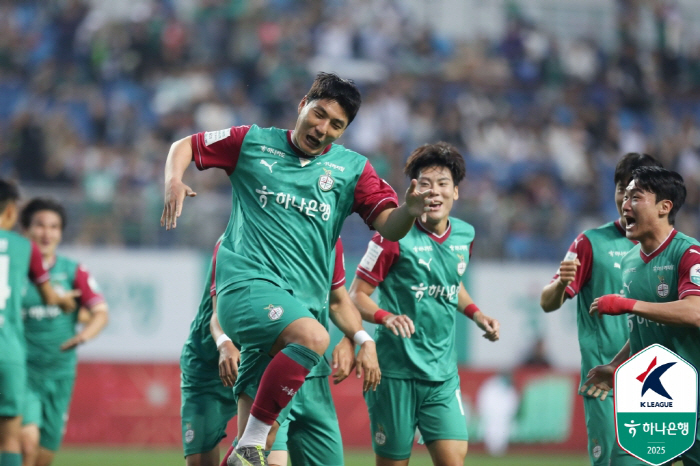 It finally went off. Jorge, the first goal of the season exploded! 1 help  1 starting point, Pohang, 31 come-from-behind wins against Daejeon and jumps to fourth place 