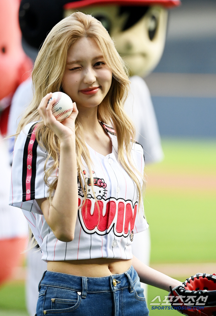Ive Fall's cute first pitch, baseball fans are fascinated, and as my name suggests, LG will go to fall baseball