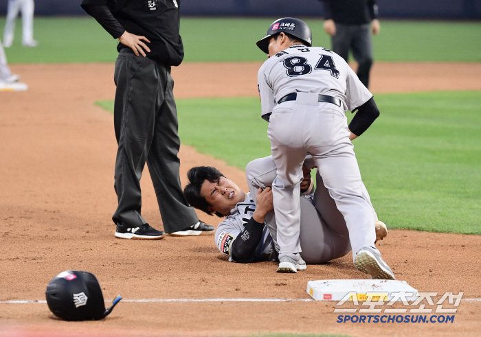Kang Baek-ho, who made a loud noise, replaced the right ankle injury while stepping on the base, and transferred to an emergency hospital (Suwon Site)