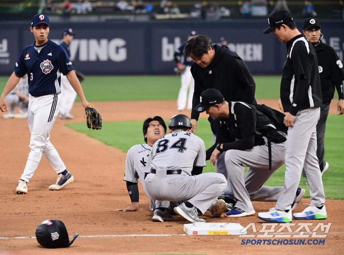Kang Baek-ho, who made a loud noise, replaced the right ankle injury while stepping on the base, and transferred to an emergency hospital (Suwon Site)