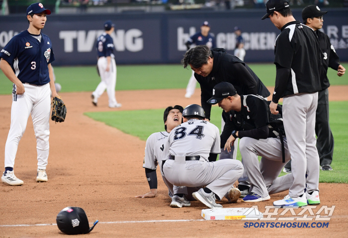 Kang Baek-ho, who made a loud noise, replaced the right ankle injury while stepping on the base, and transferred to an emergency hospital (Suwon Site)