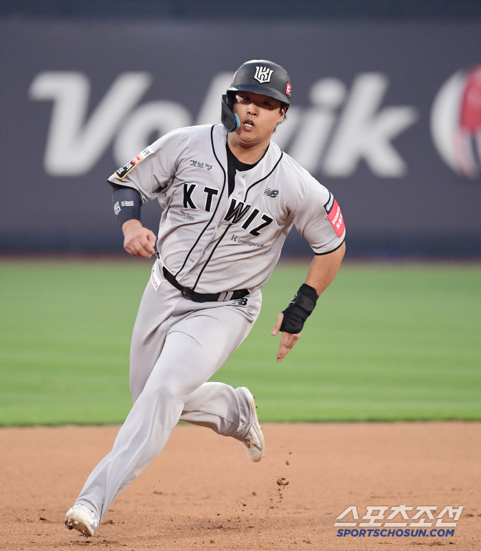 Kang Baek-ho, who made a loud noise, replaced the right ankle injury while stepping on the base, and transferred to an emergency hospital (Suwon Site)