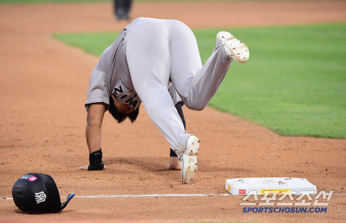 Kang Baek-ho, who made a loud noise, replaced the right ankle injury while stepping on the base, and transferred to an emergency hospital (Suwon Site)