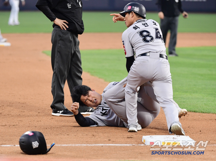 Kang Baek-ho, who made a loud noise, replaced the right ankle injury while stepping on the base, and transferred to an emergency hospital (Suwon Site)