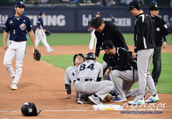 Kang Baek-ho, who made a loud noise, replaced the right ankle injury while stepping on the base, and transferred to an emergency hospital (Suwon Site)