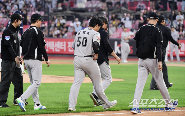 Kang Baek-ho, who made a loud noise, replaced the right ankle injury while stepping on the base, and transferred to an emergency hospital (Suwon Site)