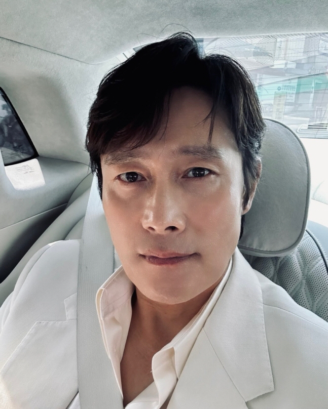 Lee Byung-hun, who left a very honest selfie, said, '♥I'll be nagged by Lee Min-jung.'