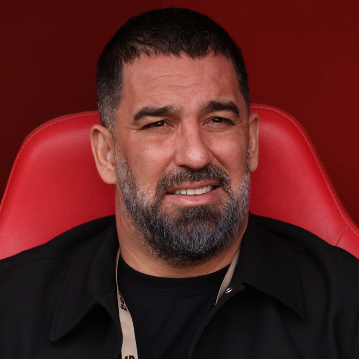 Not the look of a 38-year-old young director...Shakhtar's New Head Coach Appointed From Frugal Barcelona