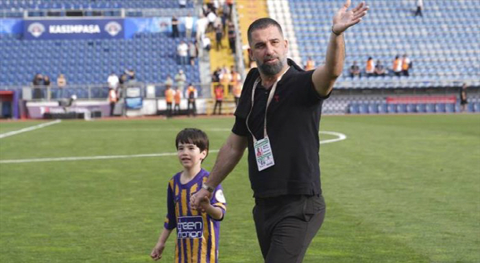 Not the look of a 38-year-old young director...Shakhtar's New Head Coach Appointed From Frugal Barcelona