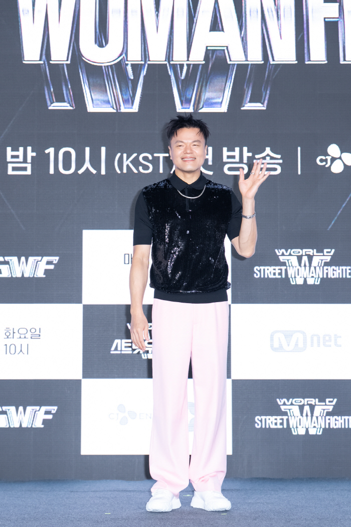 Park Jinyoung of the World of Swoofa. The Western team has overwhelming organizational power, and the Oriental team is commercial