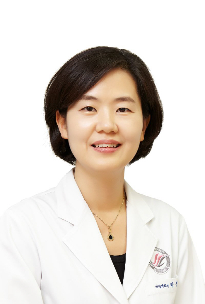 Professor Park Kyung-hee of Hallim University Sacred Heart Hospital received a commendation from the Minister of Health and Welfare for contributing to the prevention of obesity in children and adolescents