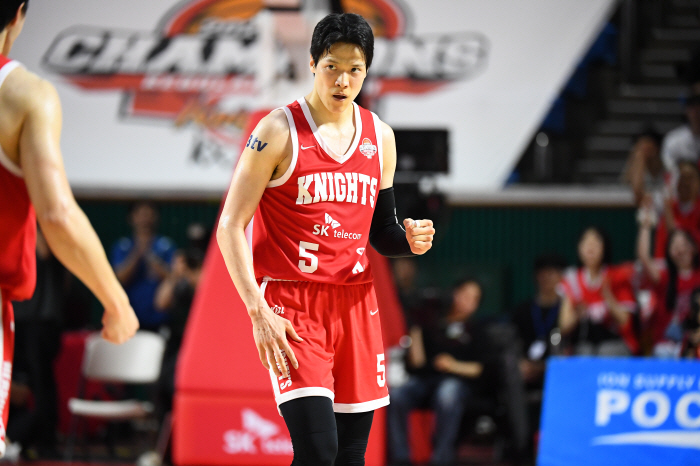 Quasi-class FA contracts are completed one after another. What are the moves of Huh Hoon, Kim Sun-hyung, and Ahn Young-joon in the FA Big 3?