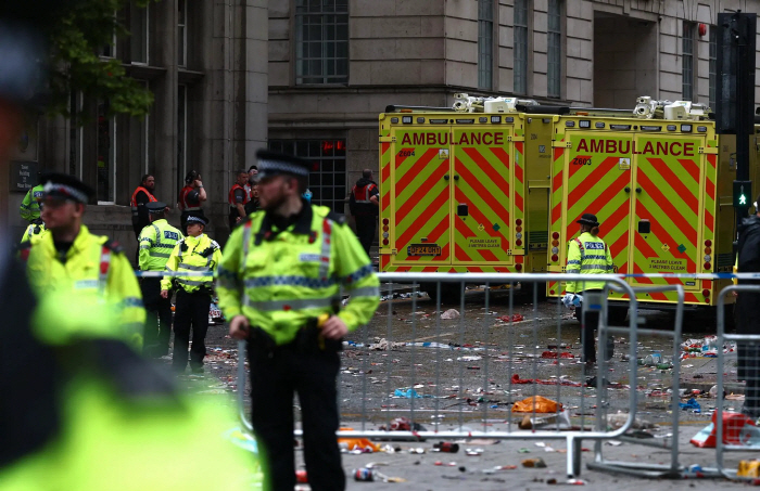 Shocking Event Car Rushes During Liverpool Winning Parade...A man in his 50s was arrested → Dozens of injured people