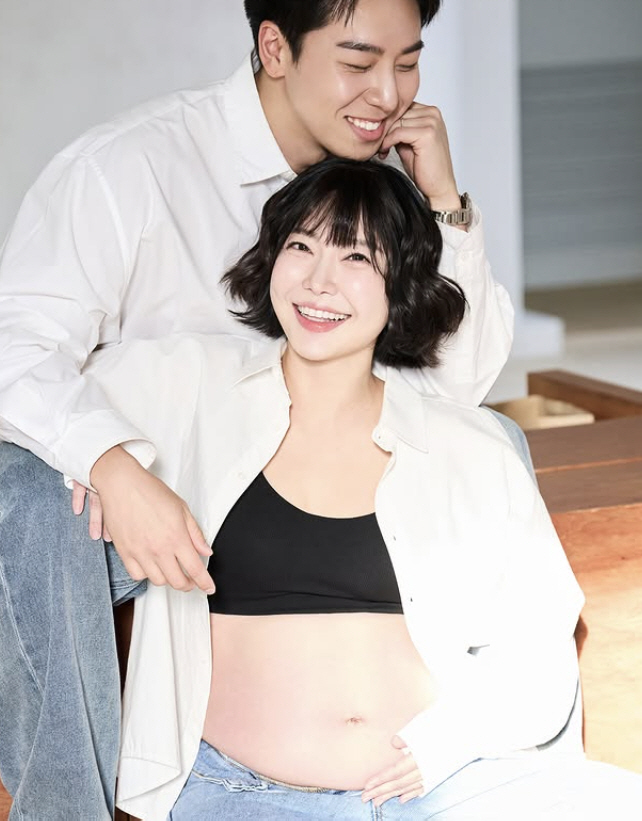 Twin Pregnant Lady Jane, full-term pictorial with bratop only..Lim Hyuntae ♥ and honey are falling apart
