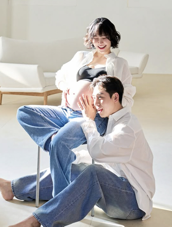 Twin Pregnant Lady Jane, full-term pictorial with bratop only..Lim Hyuntae ♥ and honey are falling apart