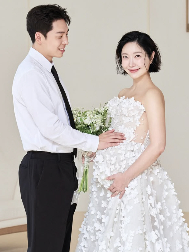 Twin Pregnant Lady Jane, full-term pictorial with bratop only..Lim Hyuntae ♥ and honey are falling apart