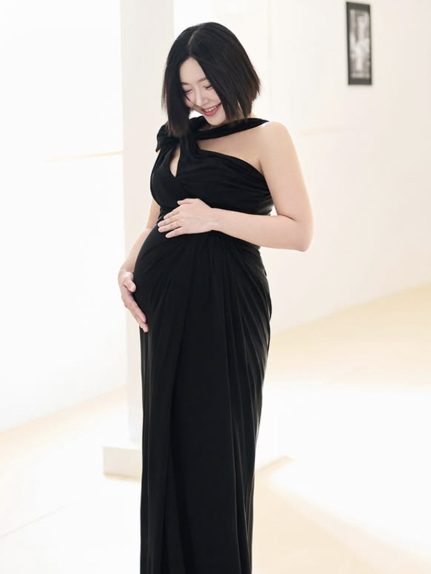 Twin Pregnant Lady Jane, full-term pictorial with bratop only..Lim Hyuntae ♥ and honey are falling apart