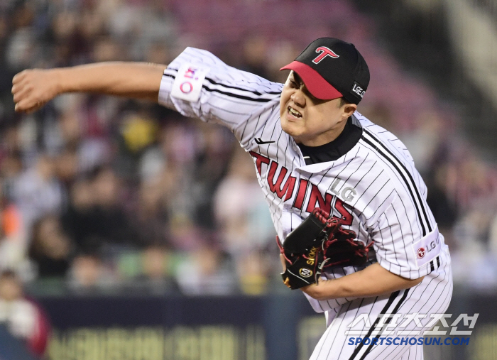 You Young-chan will return to the first team on Sunday, arriving at the top of the list. Jang Hyun-sik also started playing catch ball and went to the first team after taking the mound in the second team next week