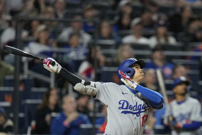 3G consecutive home runs! Ohtani's first 20 home runs of the season. This time, it's his second at-bat