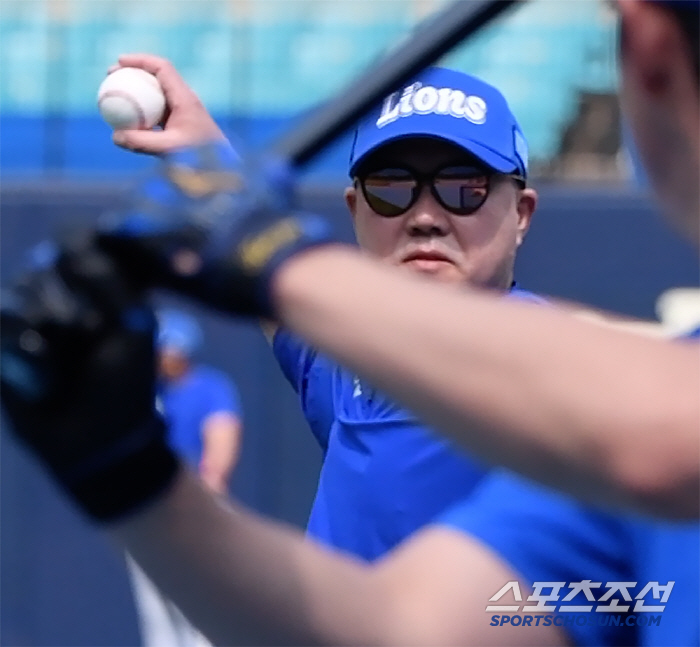 49-year-old pitcher Park Jin-man's 200-pitch fighting spirit, thrown only for two people 