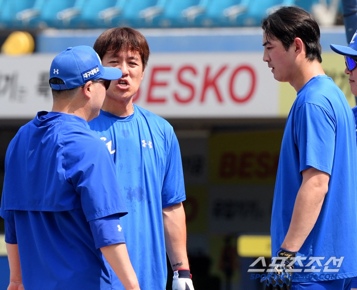49-year-old pitcher Park Jin-man's 200-pitch fighting spirit, thrown only for two people