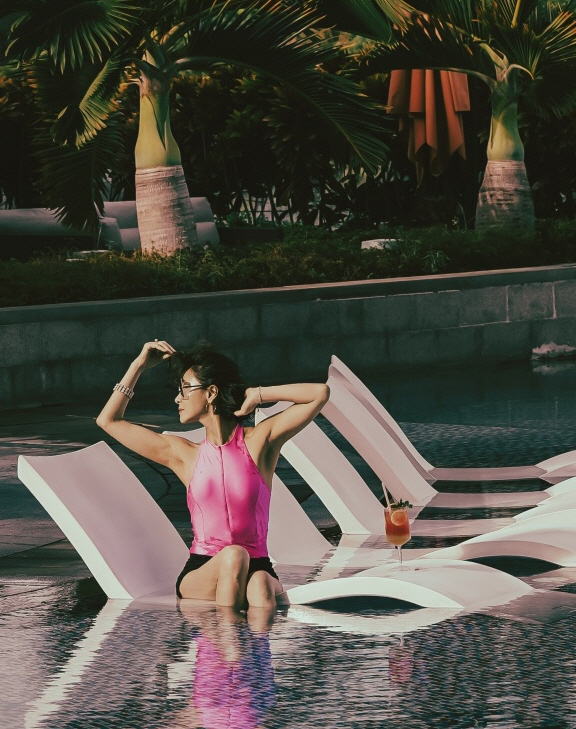 52-year-old Ye Ji-won, fluorescent pink swimsuit, figure fat ratio of 14.6%, solid body