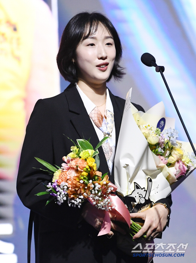 6 winning rings Hwang Yeon-ju has completed a road construction contract...15-Year Breakup With Hyundai Engineering & Construction