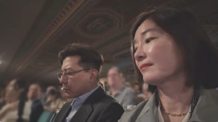 After 7 years, Oh Yeon-soo attends the graduation ceremony of his eldest son's prestigious university...I've finished two houses