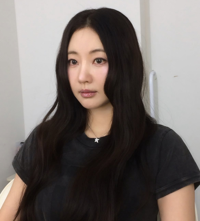 Are you a human or an AI..47-year-old Kim Sa-rang, unrealistic beauty like a game character