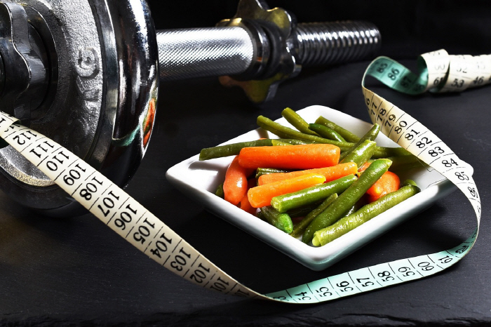 Correction of lifestyle habits, not surgery or drugs, is also okay...Weight loss in middle age reduces chronic disease risk and mortality