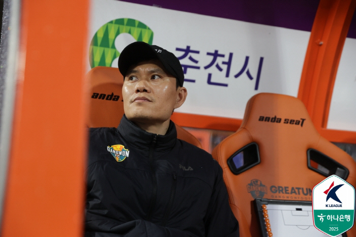 Director Jung Kyung-ho said to be careful of the set piece. 