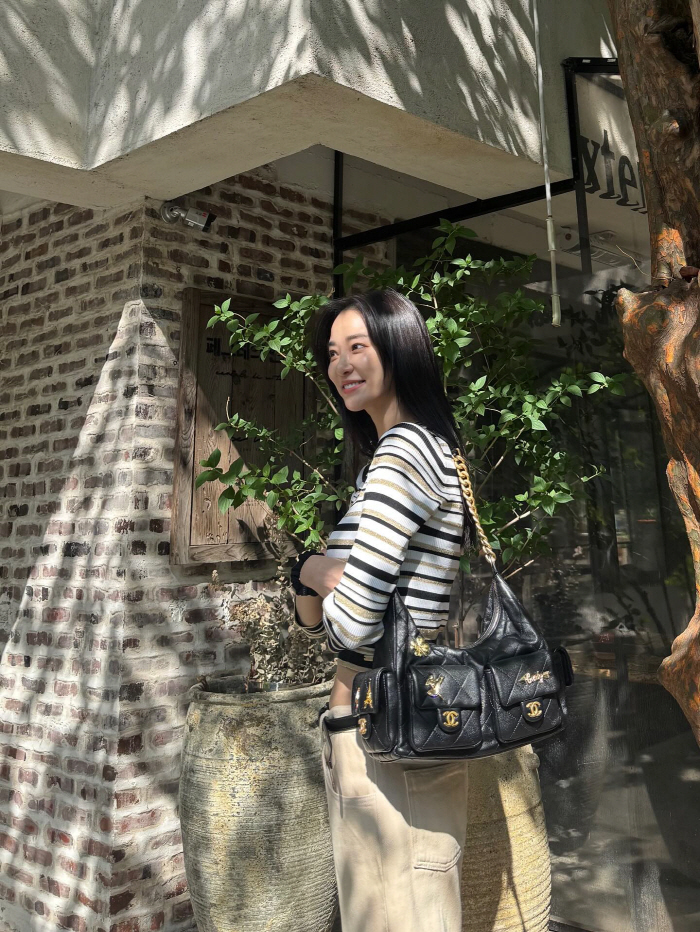 Don't talk about dating...Lee Juyeon, luxury bag  abs with confidence. 