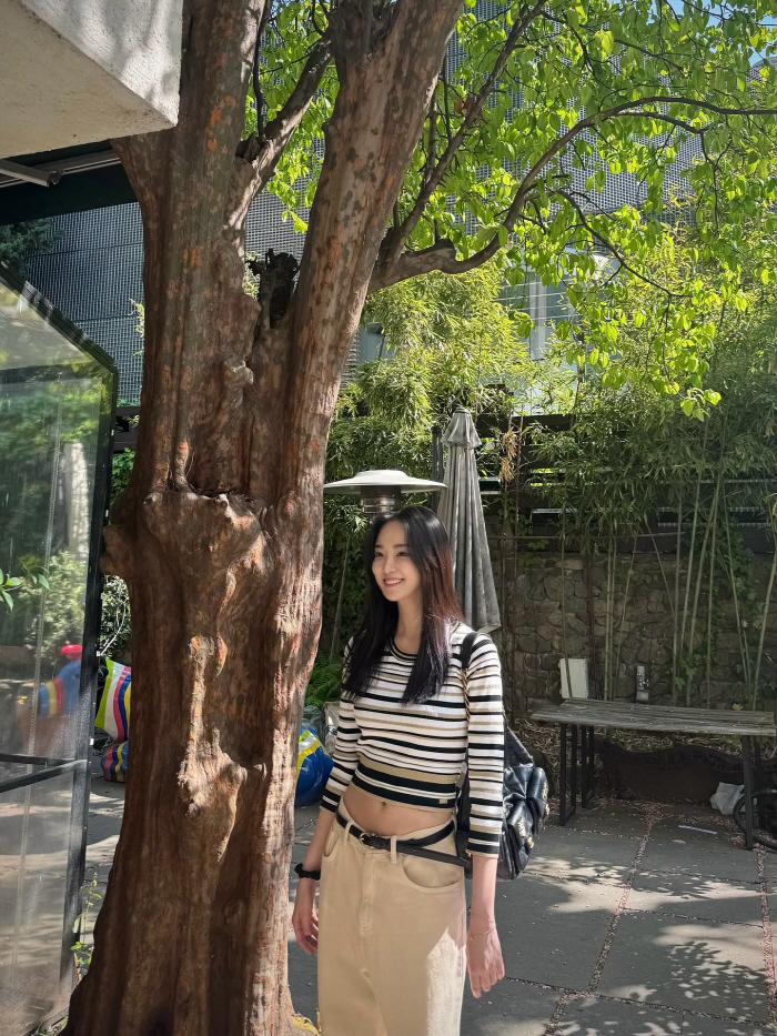 Don't talk about dating...Lee Juyeon, luxury bag  abs with confidence. 
