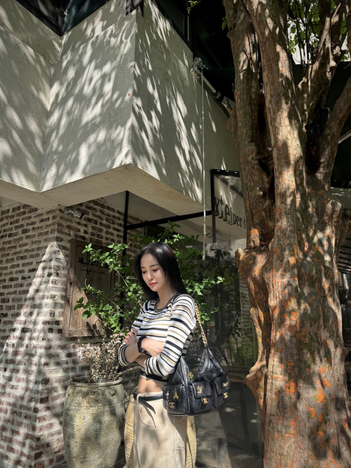 Don't talk about dating...Lee Juyeon, luxury bag  abs with confidence. 