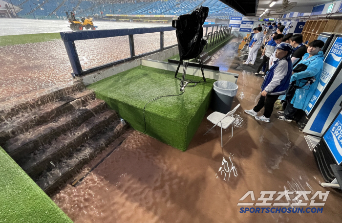 The dugout was flooded Lapak, who was in chaos from thunder and lightning to hail, formed a future without DH cancelling rain in 41 minutes against Samsung Lotte 