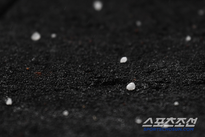 The dugout was flooded Lapak, who was in chaos from thunder and lightning to hail, formed a future without DH cancelling rain in 41 minutes against Samsung Lotte