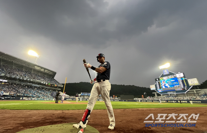 The dugout was flooded Lapak, who was in chaos from thunder and lightning to hail, formed a future without DH cancelling rain in 41 minutes against Samsung Lotte