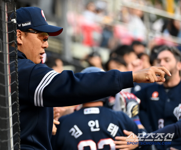 If you can't do it, get out! He was the best hitter → Rookie players were very active. Director Lee Seung-yeop was not discouraged