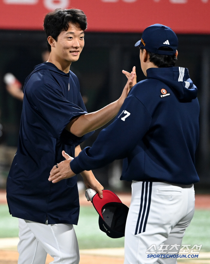 If you can't do it, get out! He was the best hitter → Rookie players were very active. Director Lee Seung-yeop was not discouraged
