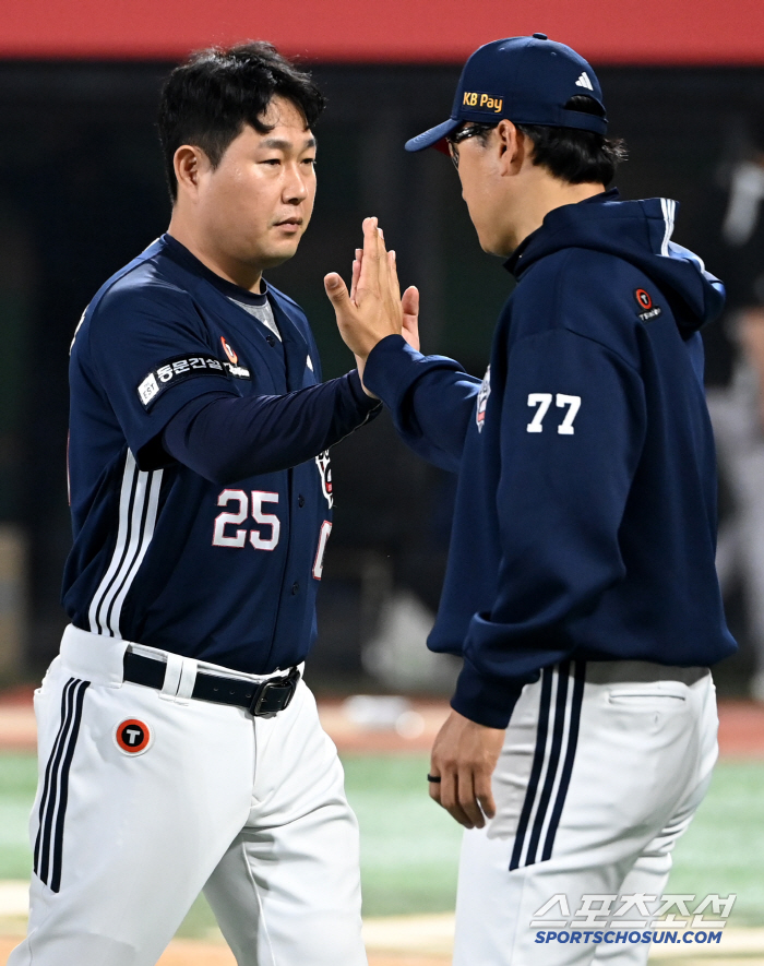 If you can't do it, get out! He was the best hitter → Rookie players were very active. Director Lee Seung-yeop was not discouraged
