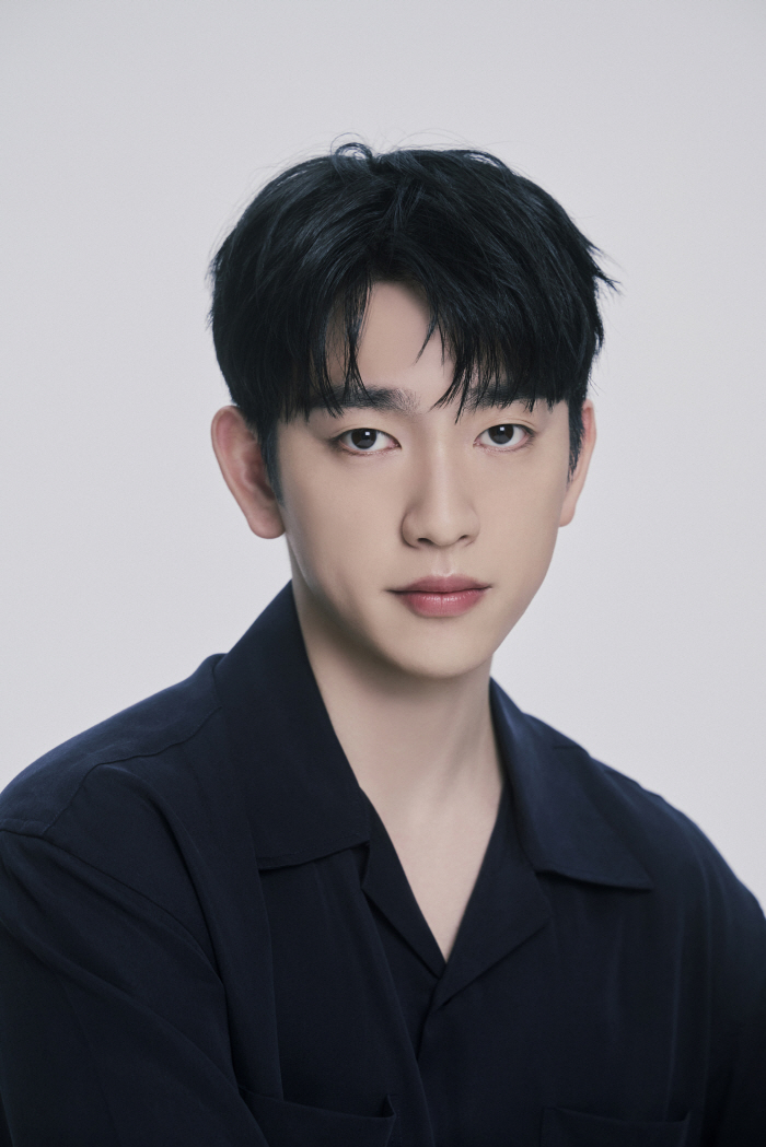  I can't believe I'm playing a role of two with high-five Park Jinyoung and Shin-gu. I wanted to catch him