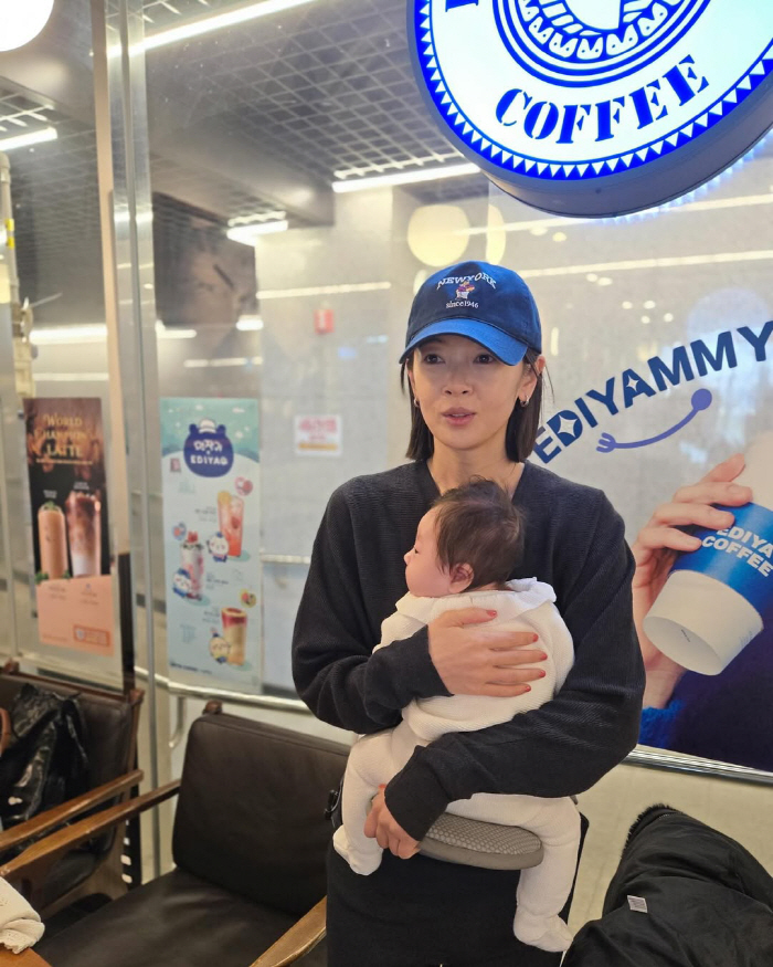 Kim Bo-mi, can you see that she lost 45.9kg and went in her waist just 4 months after giving birth?