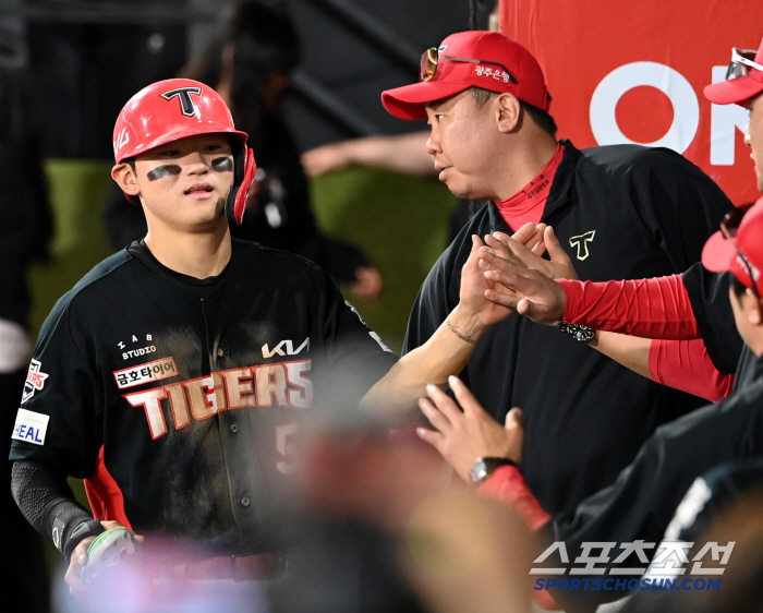 Kim Do-young's hamstring burst again on the day when the coach desperately talked about it if he had been careful of stealing.
