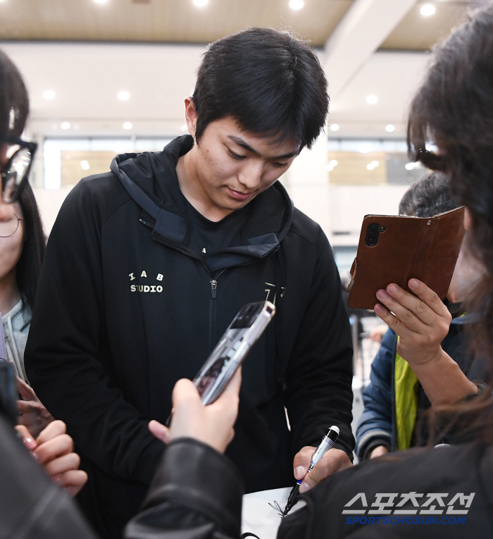 Kim Do-young's injury alone is sad, but elbow inflammation ahead of the first game in a year until the delay in Lee Eui-ri's return. Why? 