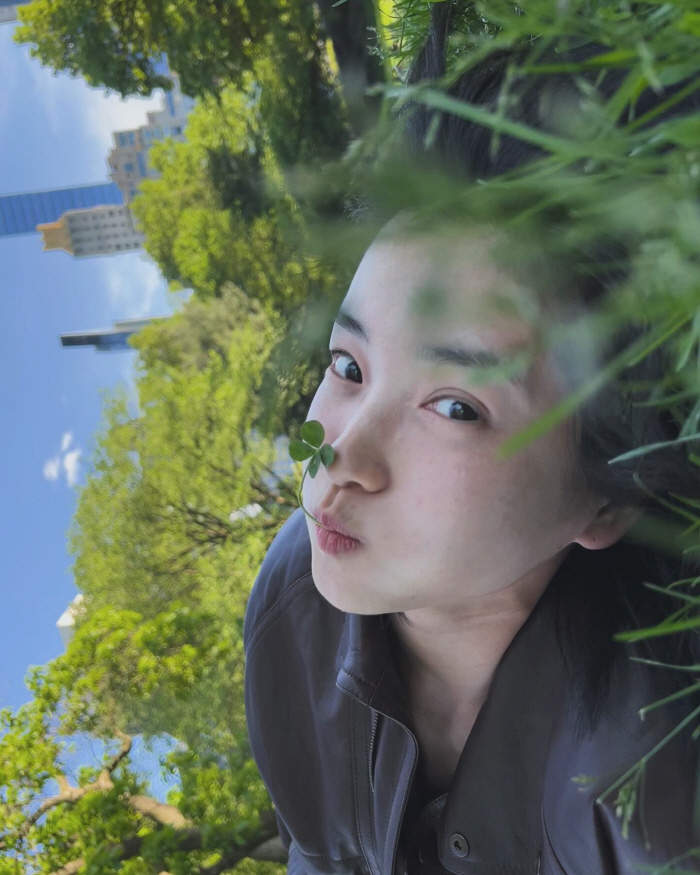 Kim Tae-ri, an unimaginable pose...What's that bite during a picnic? 